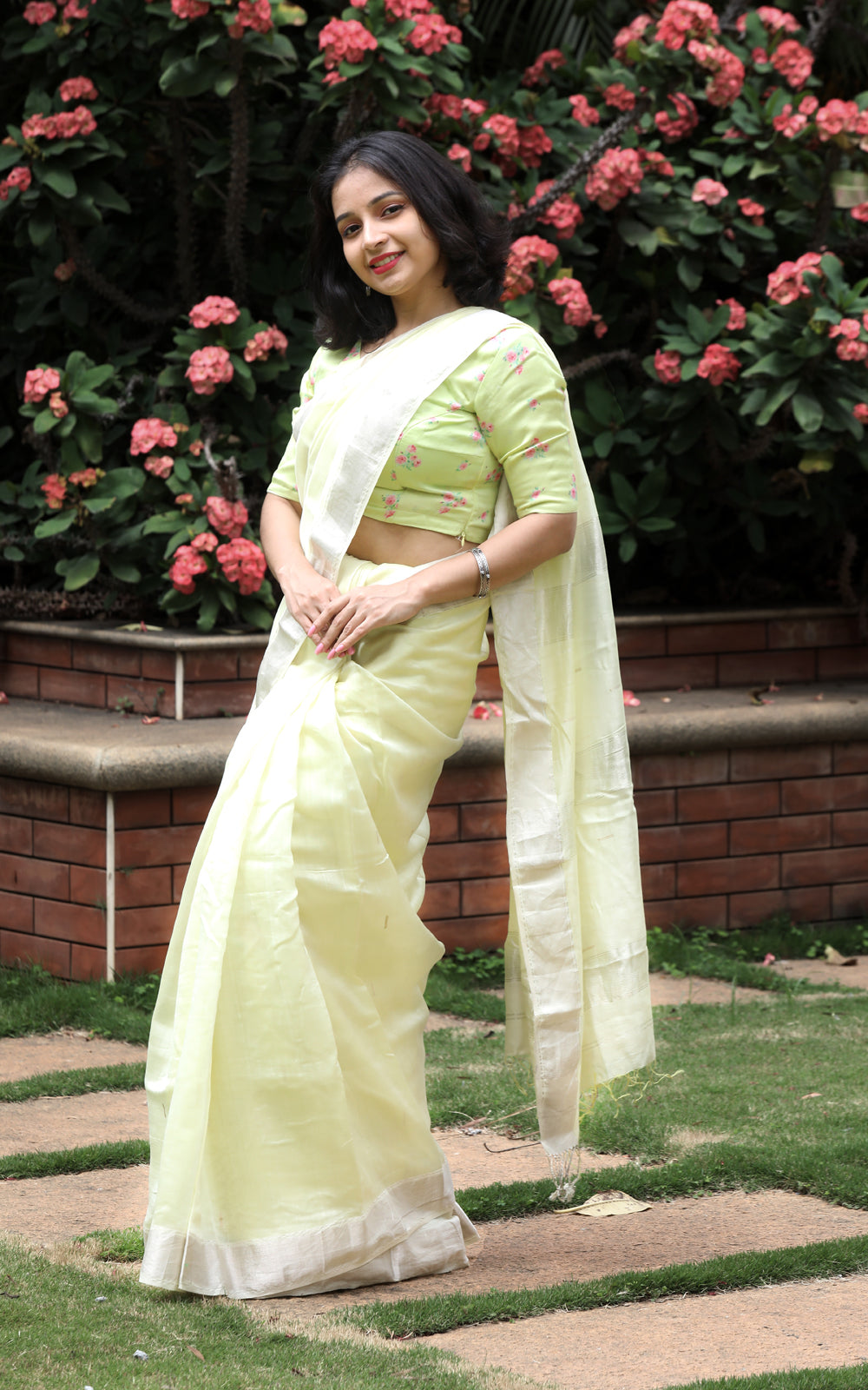 Sarees: Buy Latest Indian Sarees Collection Online | Utsav Fashion